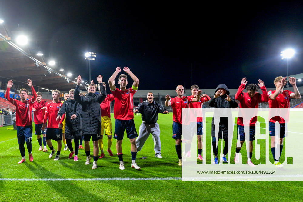 Unterhachinger Spieler bedanken sich bei den Fans, bedanken, Dank, Feiern, optimistisch, 13.10.2026, Unterhaching (Deutschland), Fussball, Regionalliga Bayern, SpVgg Unterhaching - TSV 1882 Landsberg