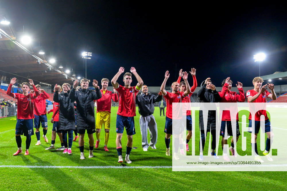 Unterhachinger Spieler bedanken sich bei den Fans, bedanken, Dank, Feiern, optimistisch, 13.10.2026, Unterhaching (Deutschland), Fussball, Regionalliga Bayern, SpVgg Unterhaching - TSV 1882 Landsberg