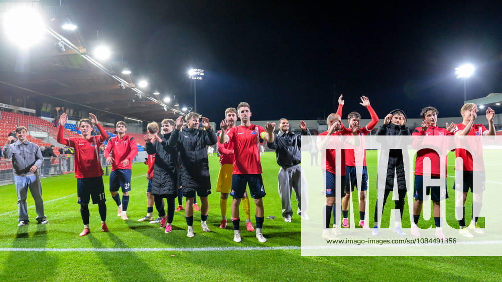 Unterhachinger Spieler bedanken sich bei den Fans, bedanken, Dank, Feiern, optimistisch, 13.10.2026, Unterhaching (Deutschland), Fussball, Regionalliga Bayern, SpVgg Unterhaching - TSV 1882 Landsberg