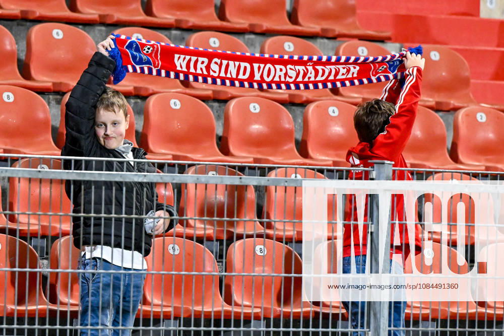 Zwein Kinder halten einen Unterhachinger Schal hoch, 13.10.2026, Unterhaching (Deutschland), Fussball, Regionalliga Bayern, SpVgg Unterhaching - TSV 1882 Landsberg