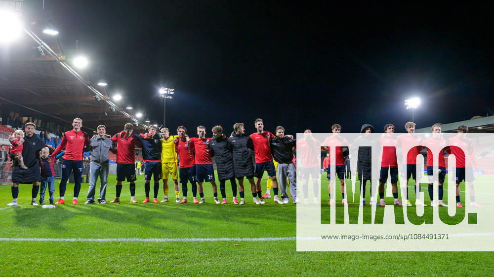 Unterhachinger Spieler bedanken sich bei den Fans, bedanken, Dank, Feiern, optimistisch, 13.10.2026, Unterhaching (Deutschland), Fussball, Regionalliga Bayern, SpVgg Unterhaching - TSV 1882 Landsberg