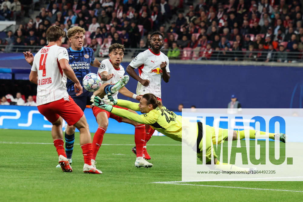 Deutschland: Fußball - UEFA Champions League - Saison 2026 - 2027, 2. Spieltag - RB Leipzig gegen PSV Eindhoven, Red Bull Arena (Leipzig): Rettungstat von Maarten Vandevoordt (RB Leipzig, 26)