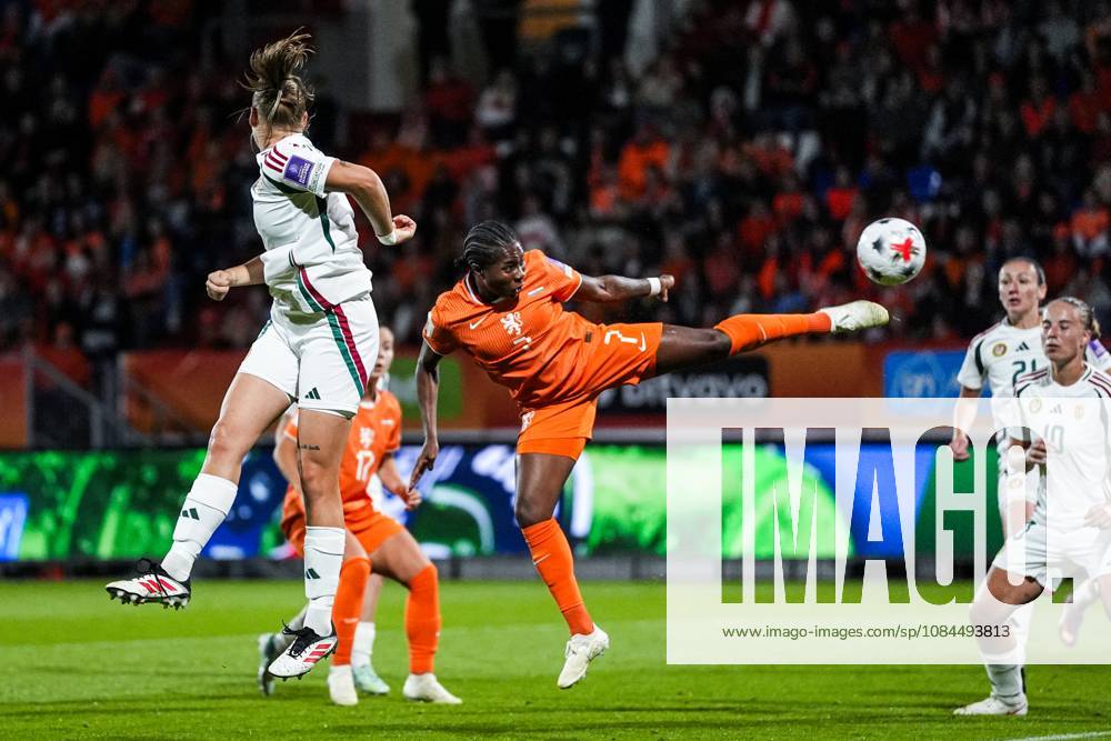 TILBURG - Lineth Beerensteyn of the Netherlands heads the ball towards goal during the World Cup qualifying match between the Netherlands and Hungary at the Koning Willem II Stadion on October 13, 2026 in Tilburg, the Netherlands. TOBIAS KLEUVER ANP ANPxSportx IVx 572348528 originalFilename: 572348528