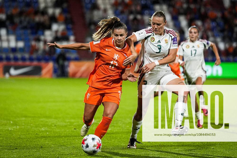 TILBURG - (lr) Victoria Pelova of the Netherlands, Laura Palakovics of Hungary during the World Cup qualifying match between the Netherlands and Hungary at the Koning Willem II Stadium on October 13, 2026 in Tilburg, the Netherlands. TOBIAS KLEUVER ANP ANPxSportx IVx 572349258 originalFilename: 572349258
