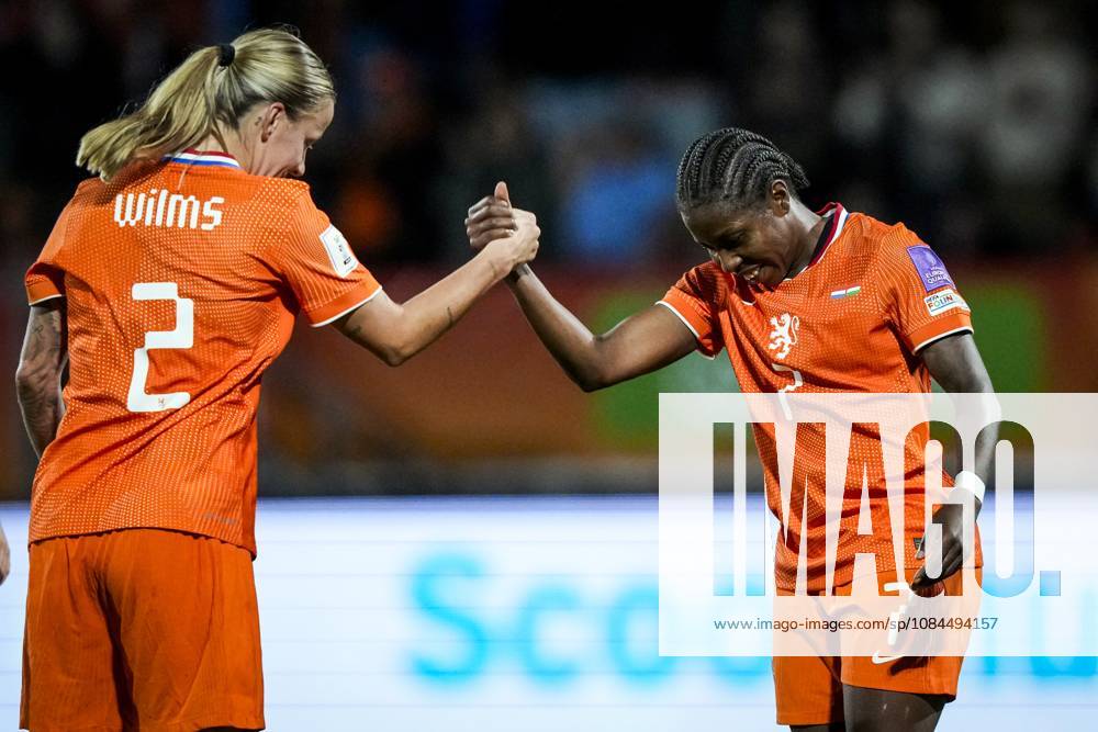 TILBURG - (lr) Lynn Wilms of the Netherlands and Lineth Beerensteyn of the Netherlands celebrate the 2-0 during the World Cup qualifying match between the Netherlands and Hungary at the Koning Willem II Stadium on October 13, 2026 in Tilburg, the Netherlands. TOBIAS KLEUVER ANP ANPxSportx IVx 572349268 originalFilename: 572349268