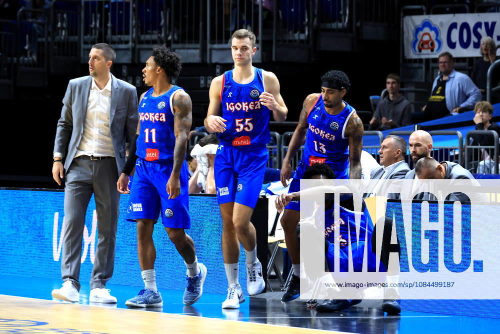 Deutschland, GER, DEU, Basketball, Champions League (BCL), 1.Tag, Saison 2026 2027, Berlin, ALBA Berlin vs Igokea CHEFTRAINER Nenad Stefanovic ( Igokea ), Nate Pierre-Louis ( Igokea 11 ), Igokea-Spielerkreis, Nikola Manojlovic ( Igokea 55 ), Roman Penn ( Igokea 13 ), Joel Armotrading ( Igokea 3 ) nordphoto GmbH Engler Berlin Uber-Arena Berlin Deutschland