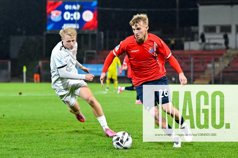 V.li.: Maximilian Seemueller (Landsberg, 11) Andy Breuer (Unterhaching, 26) im Zweikampf, Duell, duel, tackle, Dynamik, Action, Aktion, 13.10.2026, Unterhaching (Deutschland), Fussball, Regionalliga Bayern, SpVgg Unterhaching - TSV 1882 Landsberg