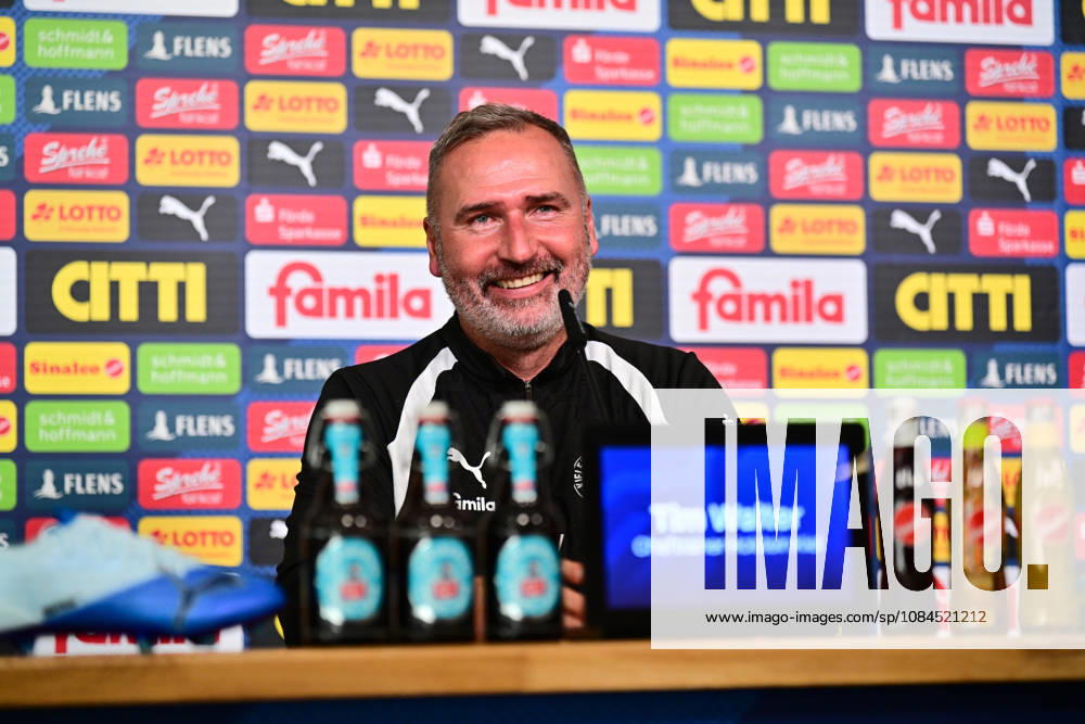 Fußball, Herren, 2.BL (Bundesliga), Saison 2026 2027, Holstein Kiel Pressekonferenz mit Trainer Tim Walter vor dem Spiel am Freitag gegen Hertha BSC Berlin, KSV Tim Walter bei der PK Kiel, nähe Holstein-Stadion Holstein-Stadion, Presseraum Schleswig-Holstein Deutschland