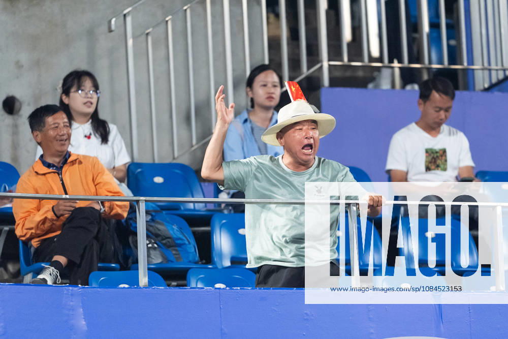 A fan cheers on Hanyu Guo of China after the second round on Day 3 of the Wuhan Open at the Optics Valley International Tennis Center in Wuhan. Hanyu Guo defeated Katie Volynets with a score of 6-4, 4-6, 7-6. 2026 WTA, Tennis Damen Wuhan Open: Hanyu Guo Vs Katie Volynets In Wuhan, China - 14 Oct 2026 - ZUMAs197 20261014_aaa_s197_109