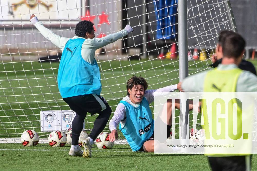 Joel Chima Fujita Tomoya Ando ( Pauli ) jubeln Deutschland , Hamburg , Trainingsgelände an der Kollaustrasse , Fussball , 2. Bundesliga , FC St Pauli