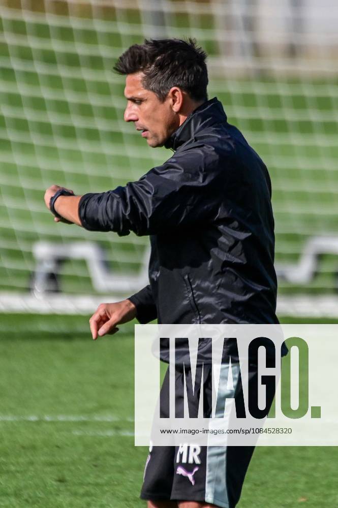 Trainer Marcel Rapp ( Pauli ) schaut auf die Uhr Deutschland , Hamburg , Trainingsgelände an der Kollaustrasse , Fussball , 2. Bundesliga , FC St Pauli