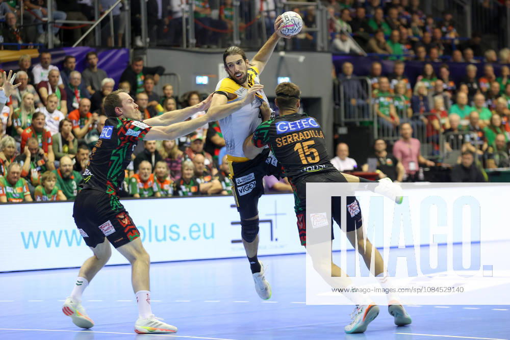 Handball Champions Legaue, SC Magdeburg - Industria Kielce, v.l. mFelix Claar (Magdeburg, 7), Julien Bos (Kielce, 13), Antonio Serradilla Cuenca (Magdeburg, 15) Zweikampf, Duell, Kampf, tackle Magdeburg