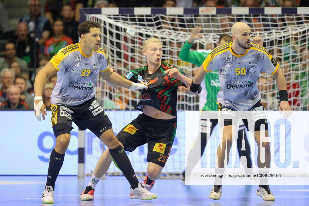 Handball Champions Legaue, SC Magdeburg - Industria Kielce, v.l. Theo Monar (Kielce, 97), Magnus Saugstrup (Magdeburg, 23), Artsem Karalek (Kielce, 50) Zweikampf, Duell, Kampf, tackle Magdeburg