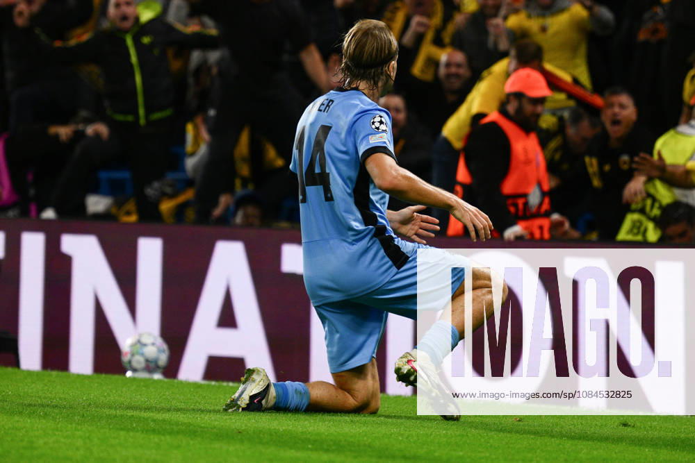 Lovro Majer of AEK Athens celebrates scoring the opening goal with his team mates during the UEFA Champions League 2026 27 League Phase MD2 match between FC Shakhtar Donetsk and AEK Athens at Stamford Bridge on October 14, 2026 in London, England. (Photo by Yaroslav Dunka Sports Press Photo)