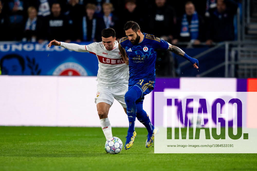 Champions League, 2. Spieltag, Å K Slovan Bratislava vs. VfB Stuttgart im Å tadion Tehelnà pole Narodný futbalový Å¡tadion Bilal El Khannouss (VfB) gegen Tigran Barseghyan (Slovan) im Zweikampf WICHTIGER HINWEIS: Gemäß den Vorgaben des DFB und der DFL ist es untersagt, in dem Stadion und oder vom Spiel angefertigte Fotoaufnahmen in Form von Sequenzbildern und oder videoähnlichen Fotostrecken zu verwerten bzw. verwerten zu lassen.