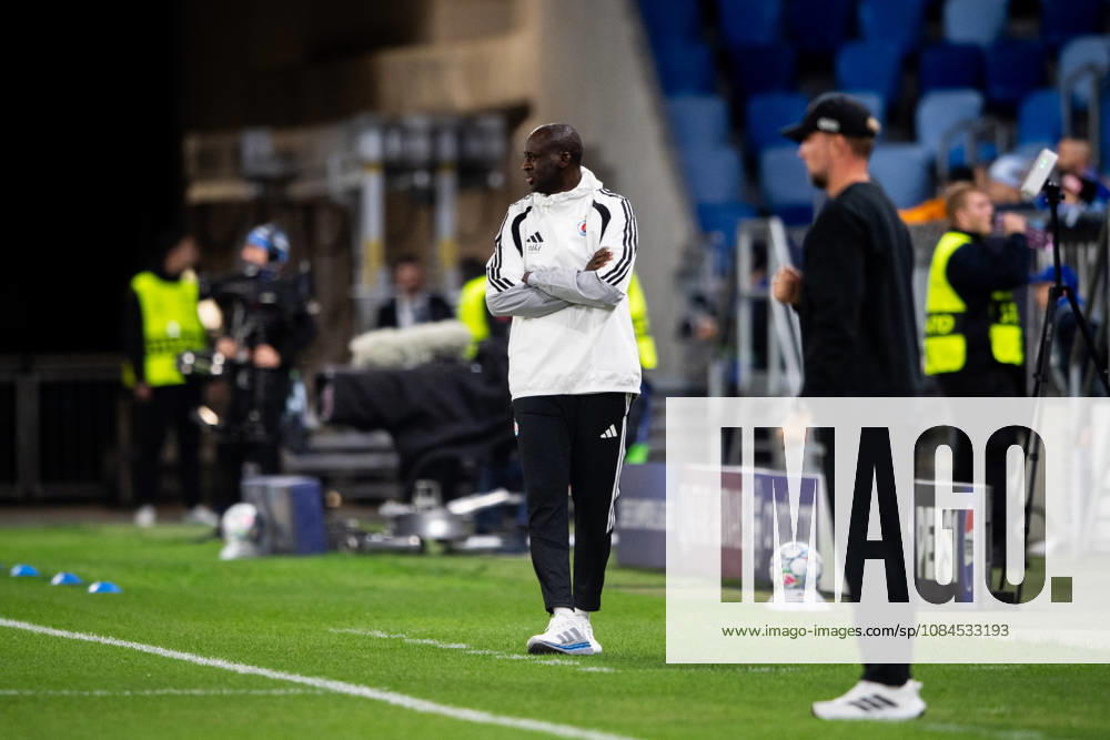 Champions League, 2. Spieltag, Å K Slovan Bratislava vs. VfB Stuttgart im Å tadion TehelnÃ pole NarodnÃ½ futbalovÃ½ Å¡tadion Yaya TourÃ (Slovan) im Fokus und Sebastian Hoeneß (VfB) unscharf WICHTIGER HINWEIS: Gemäß den Vorgaben des DFB und der DFL ist es untersagt, in dem Stadion und oder vom Spiel angefertigte Fotoaufnahmen in Form von Sequenzbildern und oder videoähnlichen Fotostrecken zu verwerten bzw. verwerten zu lassen.
