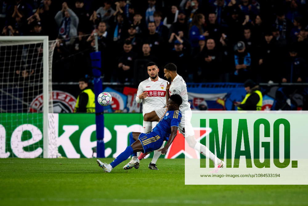 Champions League, 2. Spieltag, Å K Slovan Bratislava vs. VfB Stuttgart im Å tadion Tehelnà pole Narodný futbalový Å¡tadion Josha Vagnoman (VfB) im Zweikampf mit Suleiman Camara (Slovan) WICHTIGER HINWEIS: Gemäß den Vorgaben des DFB und der DFL ist es untersagt, in dem Stadion und oder vom Spiel angefertigte Fotoaufnahmen in Form von Sequenzbildern und oder videoähnlichen Fotostrecken zu verwerten bzw. verwerten zu lassen.
