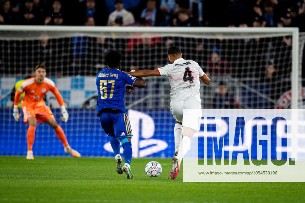 Champions League, 2. Spieltag, Å K Slovan Bratislava vs. VfB Stuttgart im Å tadion Tehelnà pole Narodný futbalový Å¡tadion slo67 gegen Josha Vagnoman (VfB) im Zweikampf WICHTIGER HINWEIS: Gemäß den Vorgaben des DFB und der DFL ist es untersagt, in dem Stadion und oder vom Spiel angefertigte Fotoaufnahmen in Form von Sequenzbildern und oder videoähnlichen Fotostrecken zu verwerten bzw. verwerten zu lassen.