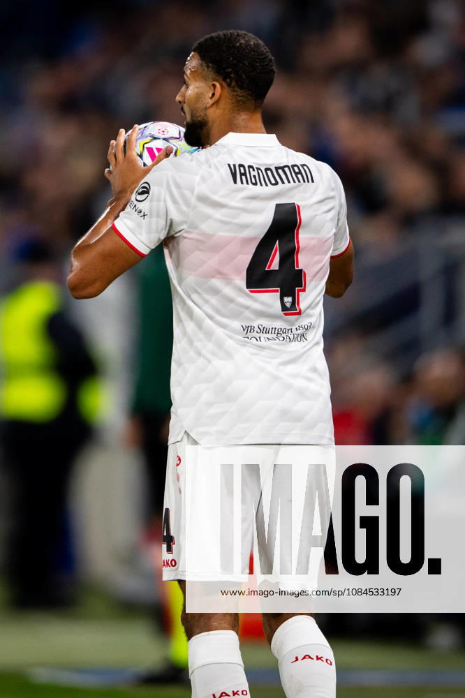 Champions League, 2. Spieltag, Å K Slovan Bratislava vs. VfB Stuttgart im Å tadion Tehelnà pole Narodný futbalový Å¡tadion Josha Vagnoman (VfB) beim Einwurf WICHTIGER HINWEIS: Gemäß den Vorgaben des DFB und der DFL ist es untersagt, in dem Stadion und oder vom Spiel angefertigte Fotoaufnahmen in Form von Sequenzbildern und oder videoähnlichen Fotostrecken zu verwerten bzw. verwerten zu lassen.