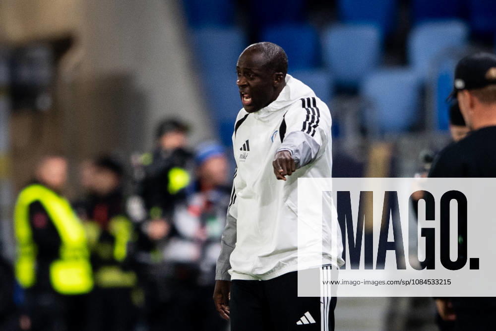 Champions League, 2. Spieltag, Å K Slovan Bratislava vs. VfB Stuttgart im Å tadion TehelnÃ pole NarodnÃ½ futbalovÃ½ Å¡tadion Yaya TourÃ (Slovan) gibt Anweisungen WICHTIGER HINWEIS: Gemäß den Vorgaben des DFB und der DFL ist es untersagt, in dem Stadion und oder vom Spiel angefertigte Fotoaufnahmen in Form von Sequenzbildern und oder videoähnlichen Fotostrecken zu verwerten bzw. verwerten zu lassen.