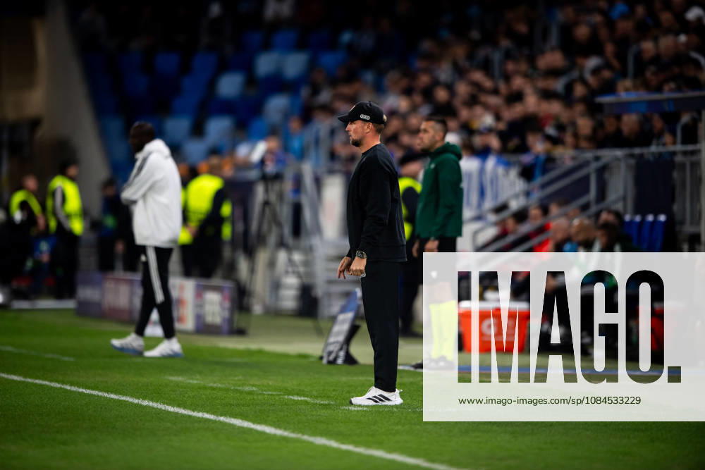 Champions League, 2. Spieltag, Å K Slovan Bratislava vs. VfB Stuttgart im Å tadion TehelnÃ pole NarodnÃ½ futbalovÃ½ Å¡tadion Sebastian Hoeneß (VfB) schaut das Spiel WICHTIGER HINWEIS: Gemäß den Vorgaben des DFB und der DFL ist es untersagt, in dem Stadion und oder vom Spiel angefertigte Fotoaufnahmen in Form von Sequenzbildern und oder videoähnlichen Fotostrecken zu verwerten bzw. verwerten zu lassen.