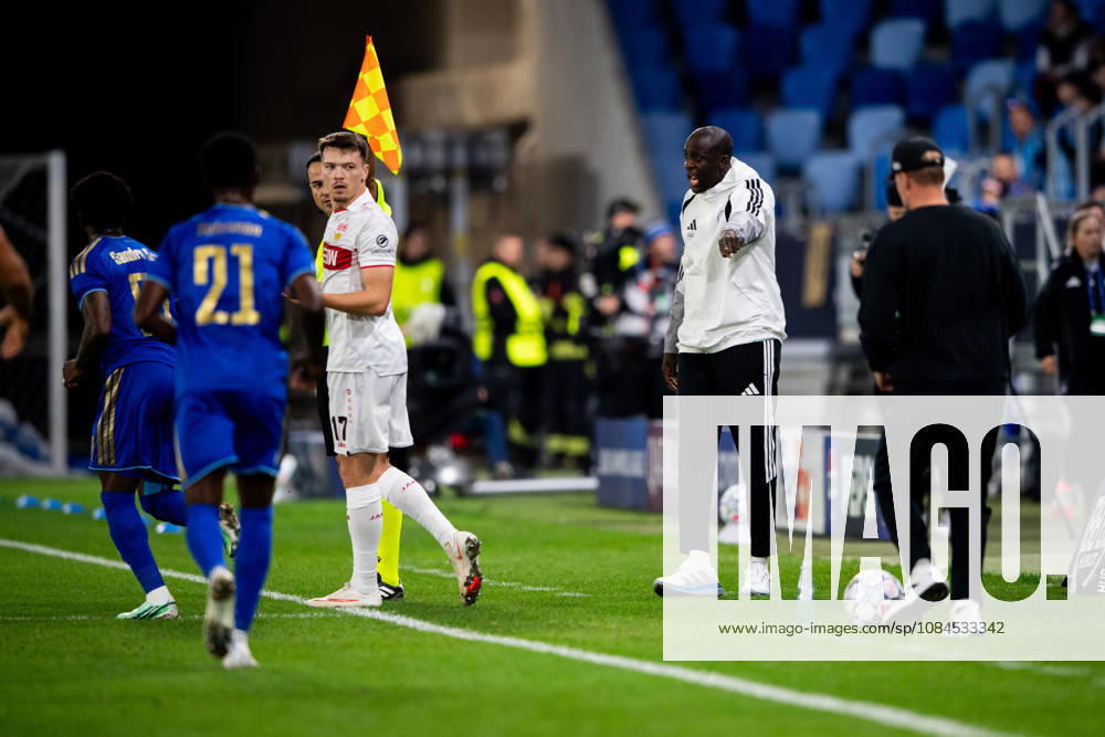 Champions League, 2. Spieltag, Å K Slovan Bratislava vs. VfB Stuttgart im Å tadion Tehelnà pole Narodný futbalový Å¡tadion Yaya Tourà (Slovan) gibt Anweisungen WICHTIGER HINWEIS: Gemäß den Vorgaben des DFB und der DFL ist es untersagt, in dem Stadion und oder vom Spiel angefertigte Fotoaufnahmen in Form von Sequenzbildern und oder videoähnlichen Fotostrecken zu verwerten bzw. verwerten zu lassen.