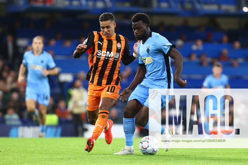 UEFA Champions League - Shakhtar Donetsk vs AEK Athens FC - Aboubakary Koita of AEK Athens FC in action against Pedrinho of Shakhtar Donetsk during the UEFA Champions League phase Matchday 2 soccer match between Shakhtar Donetsk vs AEK Athens FC in Stamford Bridge, London, UK, on 14 October 2026. IMAGO ONE INCH PRODUCTIONS LONDON UK