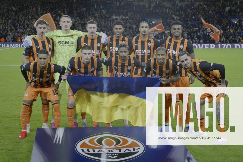 Shakhtar Donetsk v AEK Athens - UEFA Champions League LONDON, UNITED KINGDOM - OCTOBER 14: Shakhtar Donetsk players pose with Ukrainian flag for a team photo ahead of UEFA Champions League football match between Shakhtar Donetsk and AEK Athens at Stamford Bridge in London, United Kingdom, on October 14, 2026. Yunus Dalgic Anadolu London United Kingdom. Editorial use only. Please get in touch for any other usage.