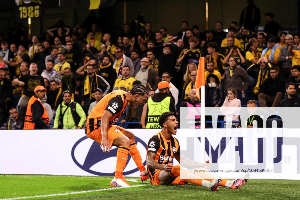 Shakhtar Donetsk v AEK Athens 14 October 2026, London - UEFA Champions League - Shakhtar Donetsk v AEK Athens - Vinicius Tobias of Shakhtar Donetsk celebrates their second goal with his team mates - Photo: Jacques Feeney Offside. London UK
