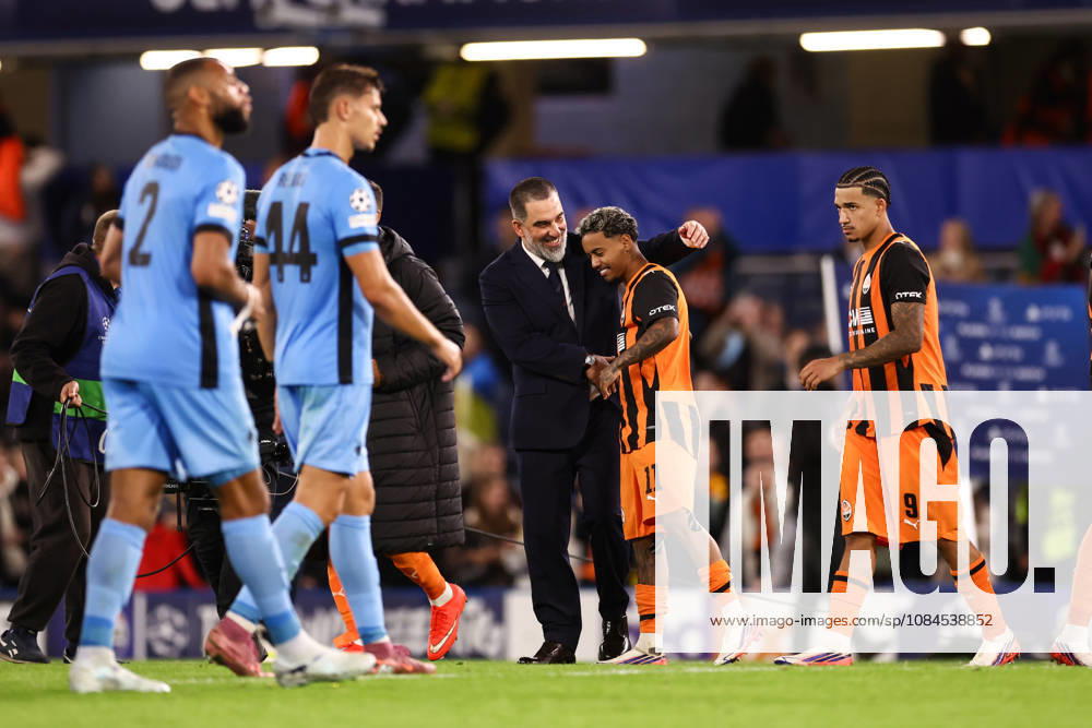 Shakhtar Donetsk v AEK Athens 14 October 2026, London - UEFA Champions League - Shakhtar Donetsk v AEK Athens - Shakhtar Donetsk manager Arda Turan celebrates victory with Newerton of Shakhtar Donetsk - Photo: Jacques Feeney Offside. London UK