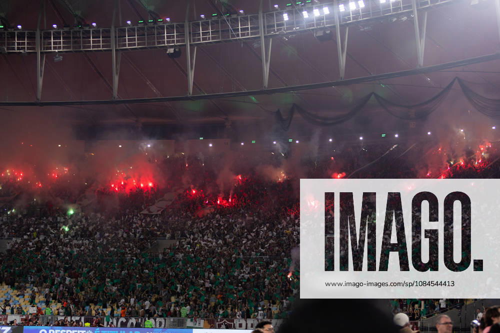 Fluminense v Palmeiras - Copa Libertadores 2026 RIO DE JANEIRO, BRAZIL - OCTOBER 14: Fluminense supporters cheer before the CONMEBOL Libertadores semifinal first-leg match between Fluminense and Palmeiras at Maracana Stadium on October 14, 2026 in Rio de Janeiro, Brazil.