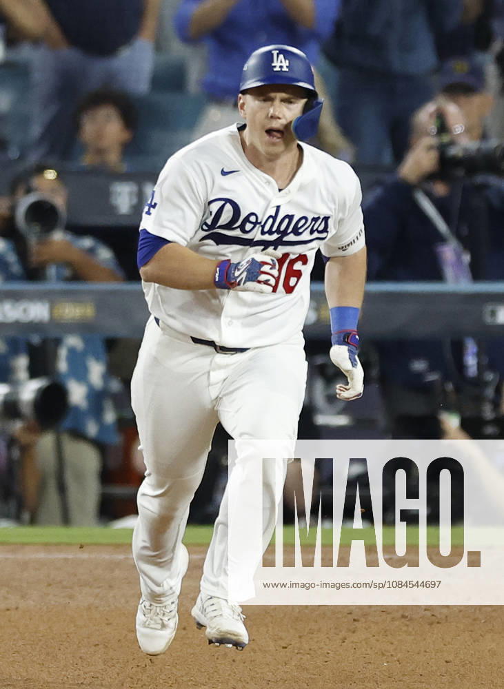 Los Angeles Dodger Will Smith (16) runs the bases after hitting a two-rbi double against the Milwaukee Brewers in the sixth inning of the MLB, Baseball Herren, USA National League Championship Series playoffs at Dodger Stadium in Los Angeles, California, on Wednesday, October 14, 2026. LAP20261014718 CAROLINExBREHMAN