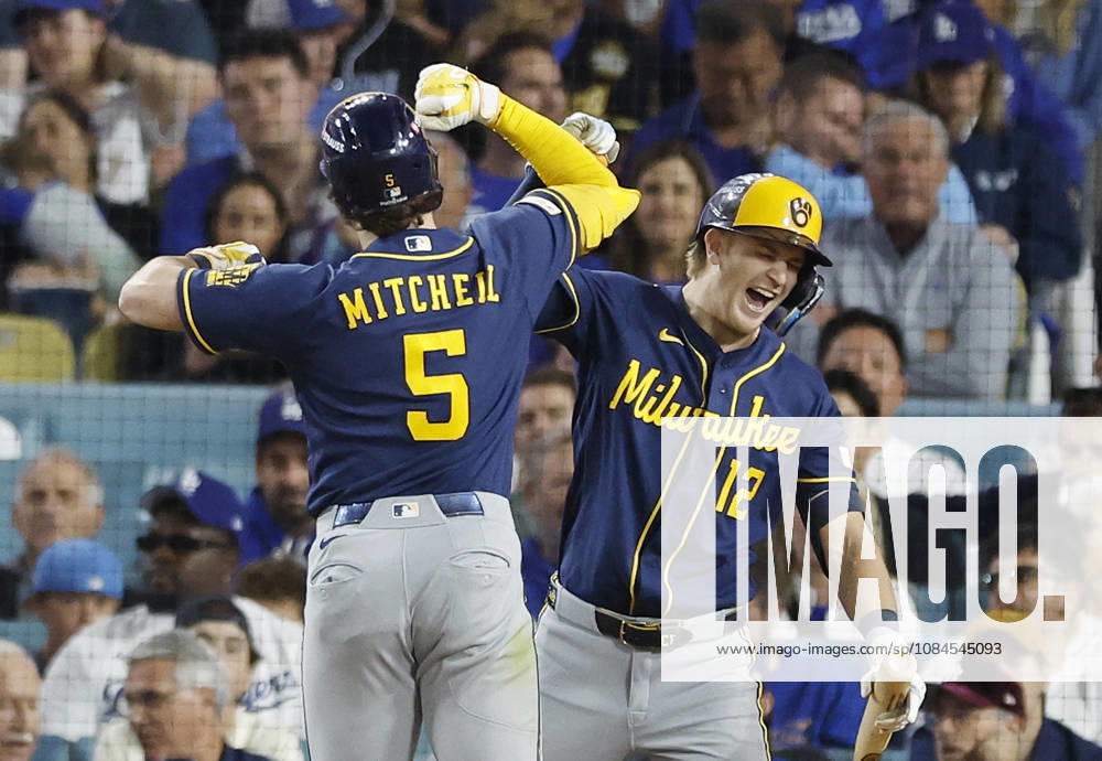 Milwaukee Brewers Garrett Mitchell (5) celebrates with Cooper Pratt (12) after hitting a solo home run against the the Los Angeles Dodgers in the seventh inning of the MLB, Baseball Herren, USA National League Championship Series playoffs at Dodger Stadium in Los Angeles, California, on Wednesday, October 14, 2026. LAP20261014732 CAROLINExBREHMAN