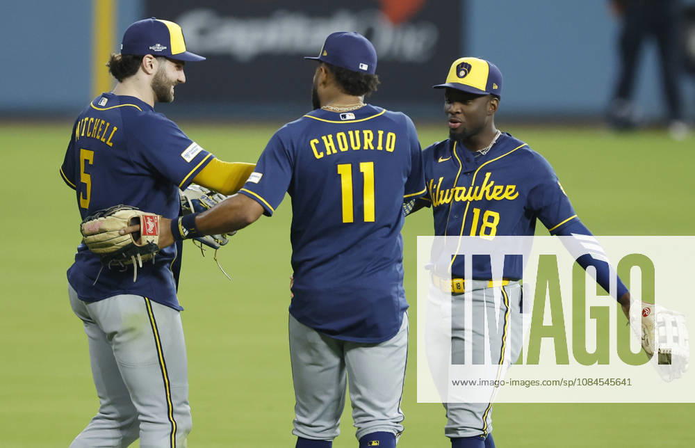 Milwaukee Brewers outfielders Garrett Mitchell (5), Jackson Chourio (11) and Luis Lara (18) celebrate after the Brewers defeated the Los Angeles Dodgers 6-2 in game three of the MLB, Baseball Herren, USA National League Championship Series playoffs at Dodger Stadium in Los Angeles, California, on Wednesday, October 14, 2026. The Brewers have a 3-0 lead in the best-of-seven series. LAP20261014746 CAROLINExBREHMAN