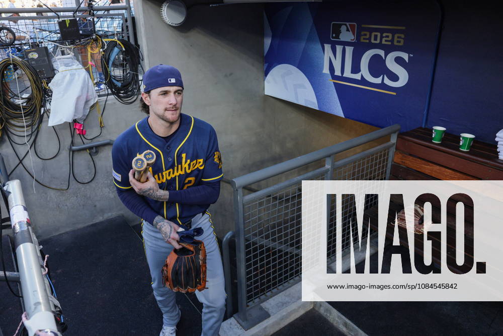 MLB, Baseball Herren, USA NLCS Game 3 - Los Angeles Dodgers vs Milwaukee Brewers Brewers second baseman Brice Turang emerges from the dugout prior to game 3 of the National League Championship Series between the Los Angeles Dodgers and the Milwaukee Brewers at Uniqlo Field in Dodger Stadium in Los Angeles, California, USA, 14 October 2026. LOS ANGELES CALIFORNIA United States