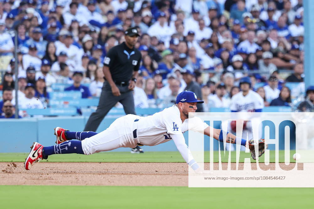 MLB, Baseball Herren, USA NLCS Game 3 - Los Angeles Dodgers vs Milwaukee Brewers Dodgers infielder Miguel Rojas (72) dives for a ball in the first inning of game 3 of the National League Championship Series between the Los Angeles Dodgers and the Milwaukee Brewers at Uniqlo Field in Dodger Stadium in Los Angeles, California, USA, 14 October 2026. LOS ANGELES CALIFORNIA United States