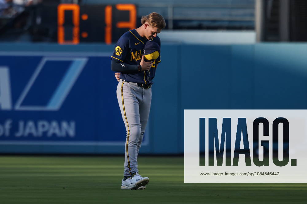 MLB, Baseball Herren, USA NLCS Game 3 - Los Angeles Dodgers vs Milwaukee Brewers Brewers infielder Cooper Pratt (12) prays in the outfield prior to game 3 of the National League Championship Series between the Los Angeles Dodgers and the Milwaukee Brewers at Uniqlo Field in Dodger Stadium in Los Angeles, California, USA, 14 October 2026. LOS ANGELES CALIFORNIA United States