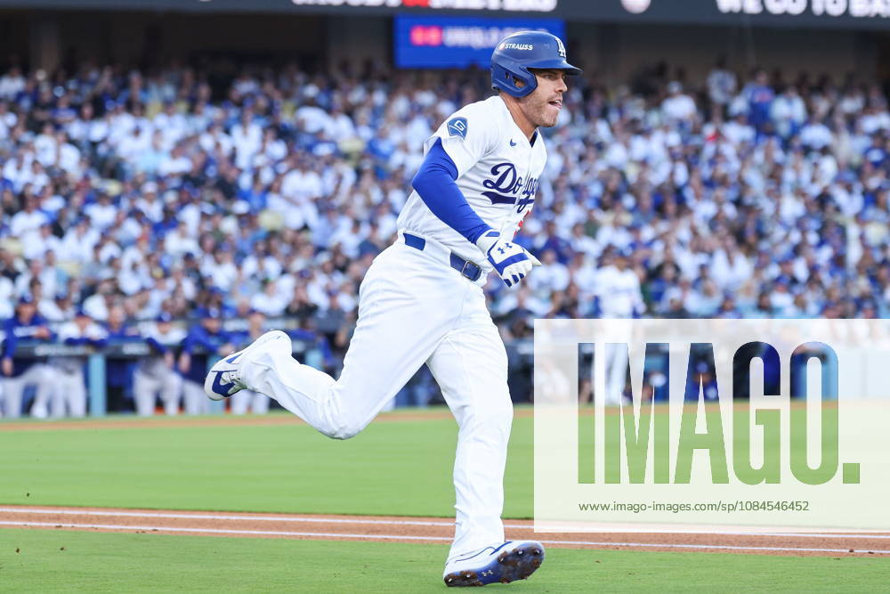 MLB, Baseball Herren, USA NLCS Game 3 - Los Angeles Dodgers vs Milwaukee Brewers Dodgers first baseman Freddie Freeman (5) looks at his hit in the first inning of game 3 of the National League Championship Series between the Los Angeles Dodgers and the Milwaukee Brewers at Uniqlo Field in Dodger Stadium in Los Angeles, California, USA, 14 October 2026. LOS ANGELES CALIFORNIA United States