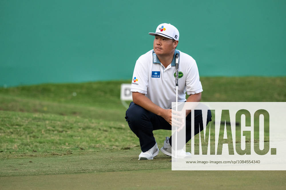 Koreaâ€⠢s, Sungjae IM, makes his round equal 1st with -6 par on the 18th hole..Opening Round in the Macao Open Golf at Macau Golf & Country Club. Macau Open Golf Rd 1 - ZUMAr144 20261015_zap_r144_191