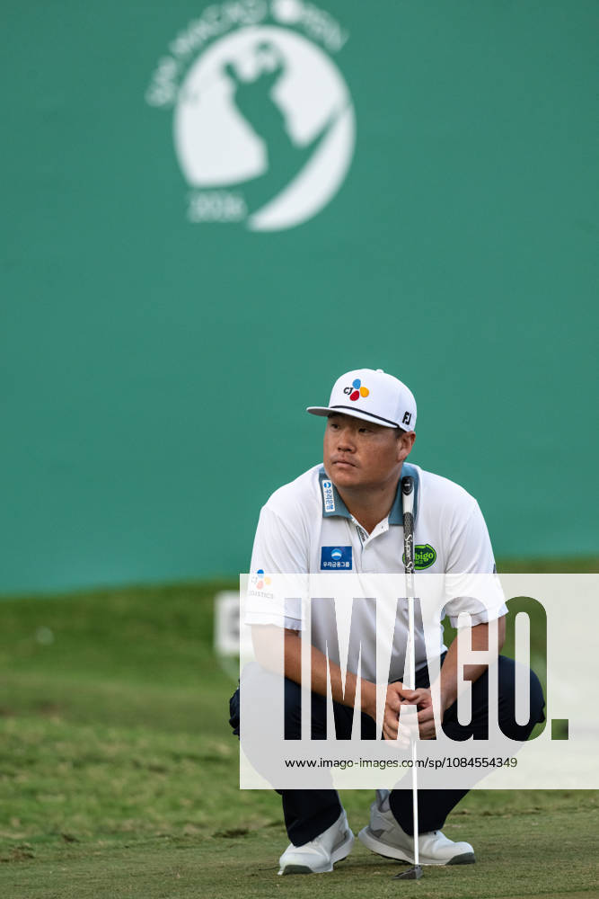 Koreaâ€⠢s, Sungjae IM, makes his round equal 1st with -6 par on the 18th hole..Opening Round in the Macao Open Golf at Macau Golf & Country Club. Coloane China - ZUMAr144 20261015_zap_r144_194