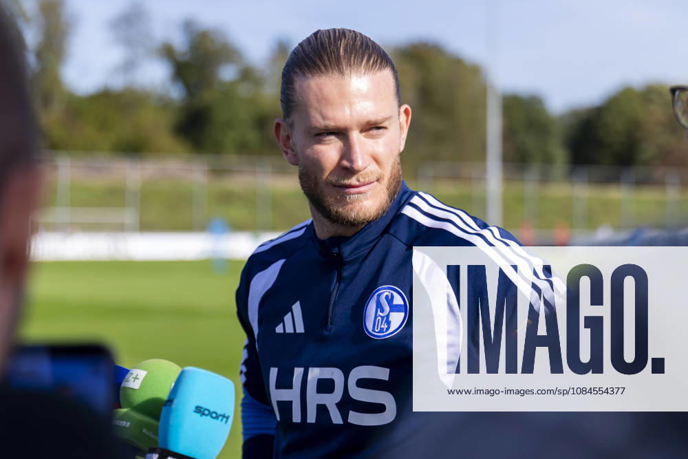 Fussball, Training des FC Schalke 04. Medienrunde mit Torwart Loris Karius (FC Schalke 04). Gelsenkirchen Trainingsgelände FC Schalke 04 NRW Deutschland xRHR-FOTO YYx