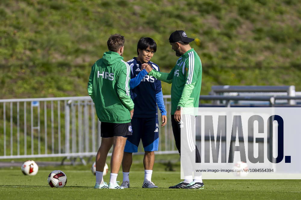 Fussball, Training des FC Schalke 04. v. l. Satoshi Tanaka (FC Schalke 04), Trainer Miron Muslic (FC Schalke 04). Gelsenkirchen Trainingsgelände FC Schalke 04 NRW Deutschland xRHR-FOTO YYx