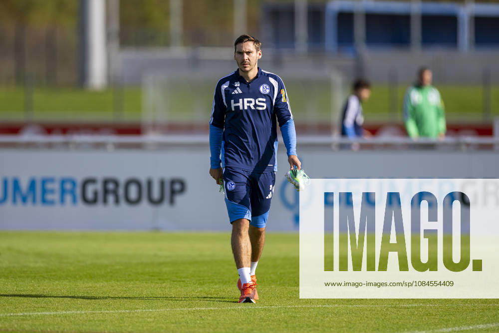 Fussball, Training des FC Schalke 04. Maximilian Wöber (FC Schalke 04). Gelsenkirchen Trainingsgelände FC Schalke 04 NRW Deutschland xRHR-FOTO YYx