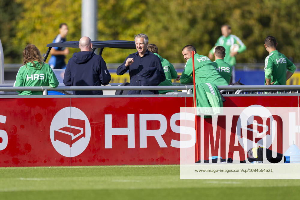 Fussball, Training des FC Schalke 04. Sportvorstand Frank Baumann (FC Schalke 04) kommt zum Training. Gelsenkirchen Trainingsgelände FC Schalke 04 NRW Deutschland xRHR-FOTO YYx