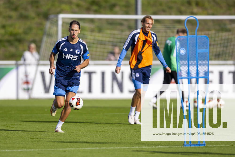 Fussball, Training des FC Schalke 04. v. l. Nikola Katic (FC Schalke 04), Timo Becker (FC Schalke 04). Gelsenkirchen Trainingsgelände FC Schalke 04 NRW Deutschland xRHR-FOTO YYx