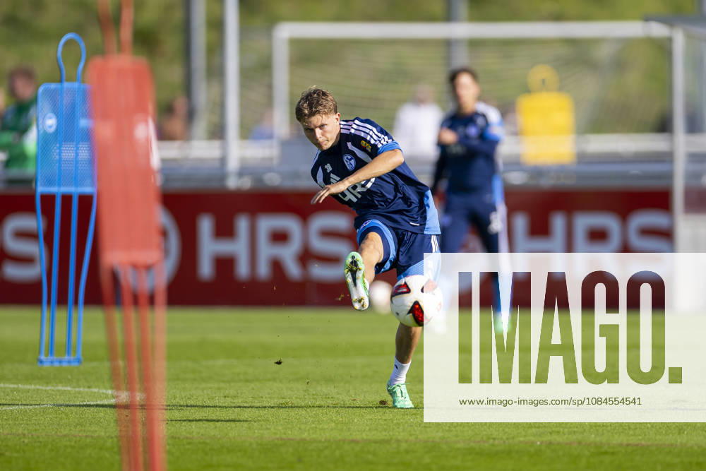 Fussball, Training des FC Schalke 04. Luca Vozar (FC Schalke 04). Gelsenkirchen Trainingsgelände FC Schalke 04 NRW Deutschland xRHR-FOTO YYx