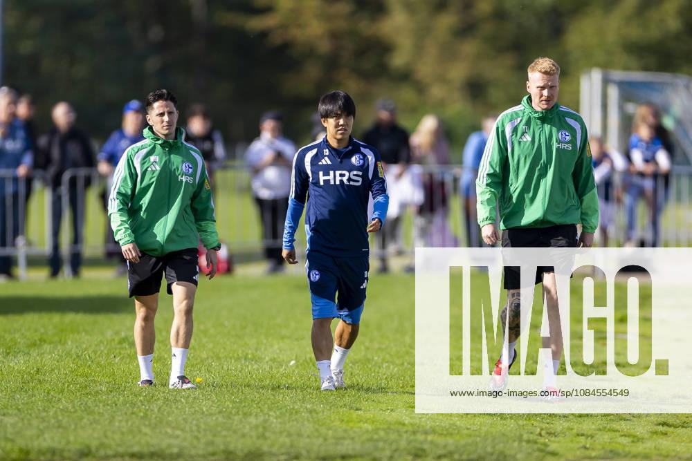 Fussball, Training des FC Schalke 04. v. l. Reha-Trainer Nico Wamig (FC Schalke 04), Satoshi Tanaka (FC Schalke 04), Physiotherapeut Tim Terboven (FC Schalke 04). Gelsenkirchen Trainingsgelände FC Schalke 04 NRW Deutschland xRHR-FOTO YYx