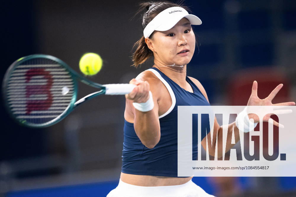 (261015) -- WUHAN, Oct. 15, 2026 -- Guo Hanyu returns a shot during the women s sinlges round of 16 match between Guo Hanyu of China and Elina Svitolina of Ukraine at the 2026 Wuhan Open tennis tournament in Wuhan, capital of central China s Hubei Province, Oct. 15, 2026. ) (SP)CHINA-WUHAN-TENNIS-WUHAN OPEN-WOMEN S SINGLES(CN) XiaoxYijiu
