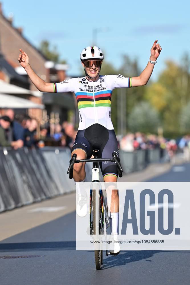 Netherlands Lucinda Brand celebrates after winning the women elite race of the Kermiscross cyclocross cycling event, on Thursday 15 October 2026, in Ardooie. DAVIDxPINTENS x189891259x