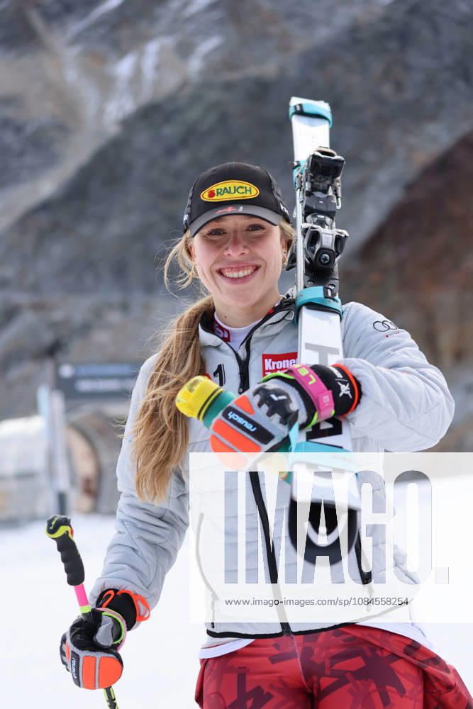 ALPINE SKIING - Ski Austria, training SOELDEN,AUSTRIA,15.OCT.26 - ALPINE SKIING - Ski Austria, giant slalom, training and qualification. Image shows Victoria Olivier (AUT). GEPAxpictures xMathiasxMandl